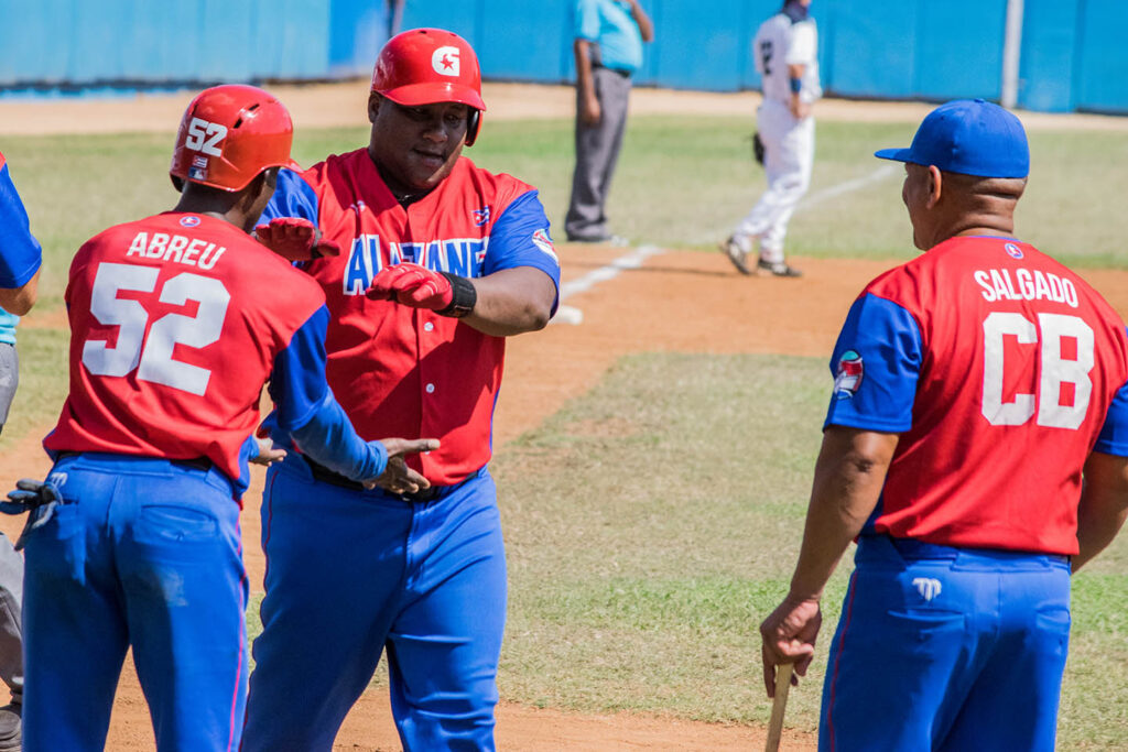 Alfredo Despaigne tiene una de las mejores temporadas en carreras producidas en Series Nacionales. 