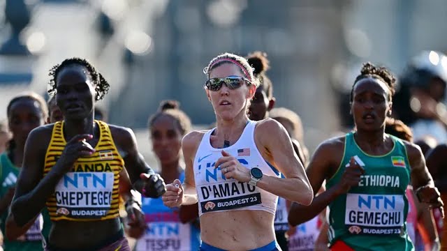 La atleta ugandesa Rebecca Cheptegei (izquierda) durante su participación en el Mundial de atletismo de Budapest en 2023