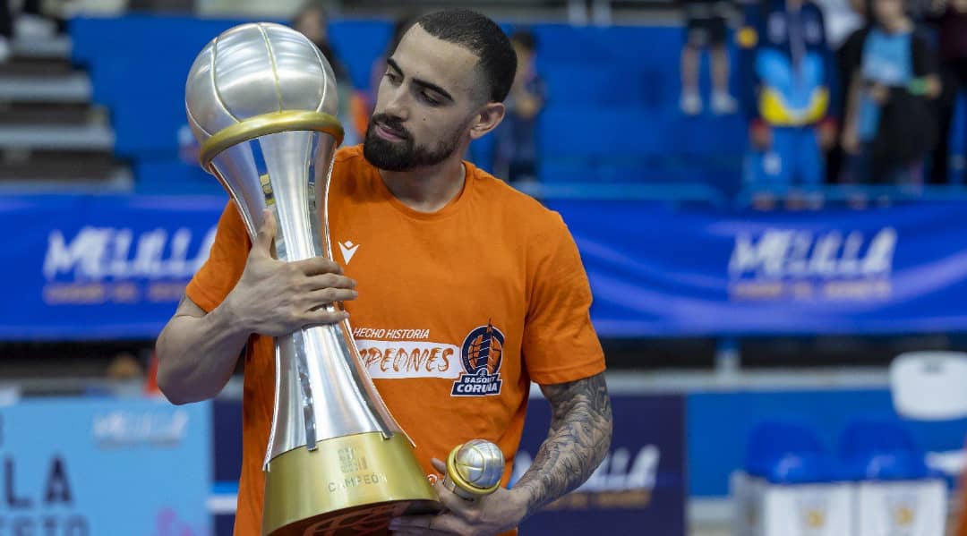 El jugador de baloncesto Yunior B con el título LEB Oro Tomada de: BIG Iberia