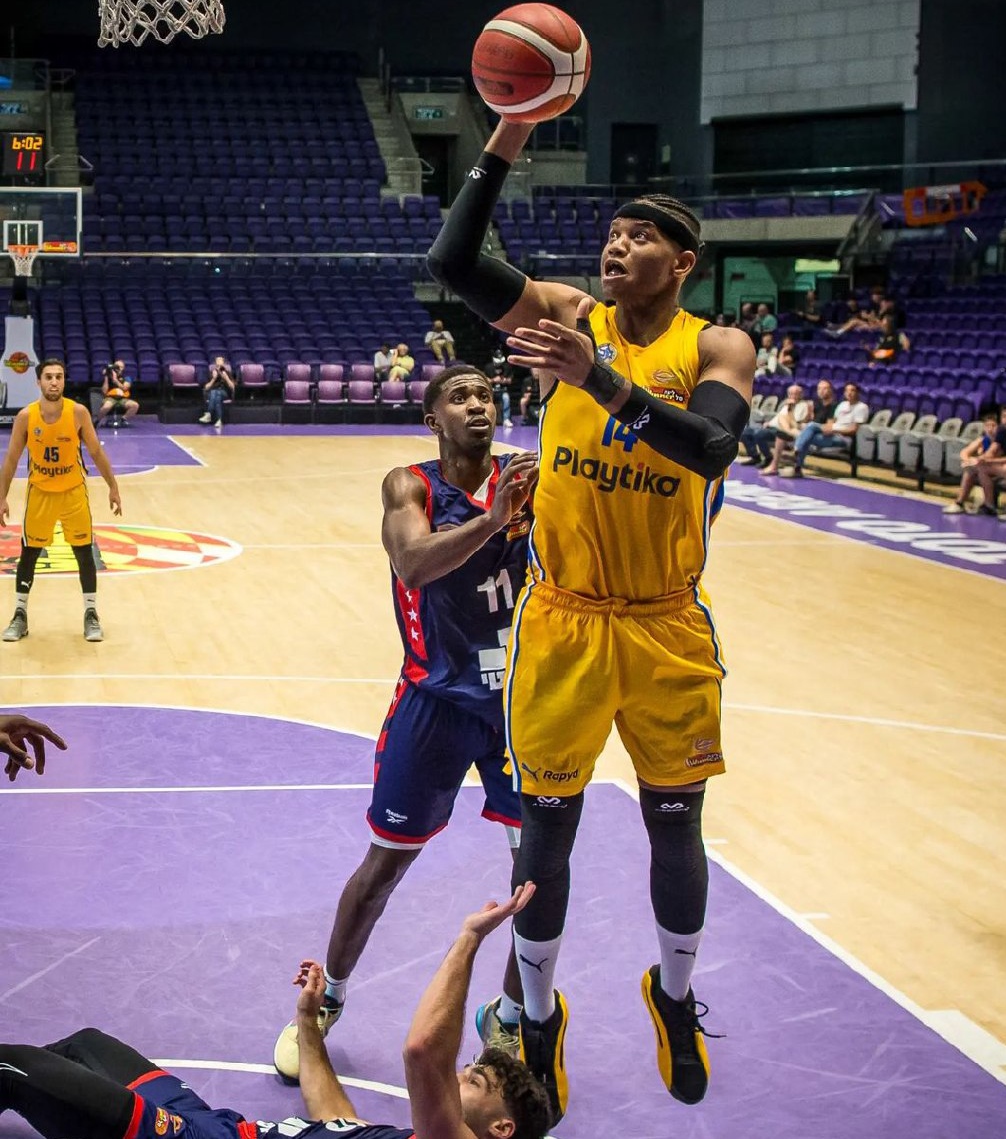 Jasiel Rivero vistiendo con la camiseta número 14 del Maccabi Tel Aviv