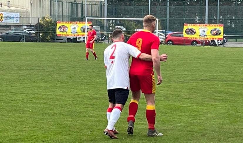 Jordan Evans durante un partido de fútbol