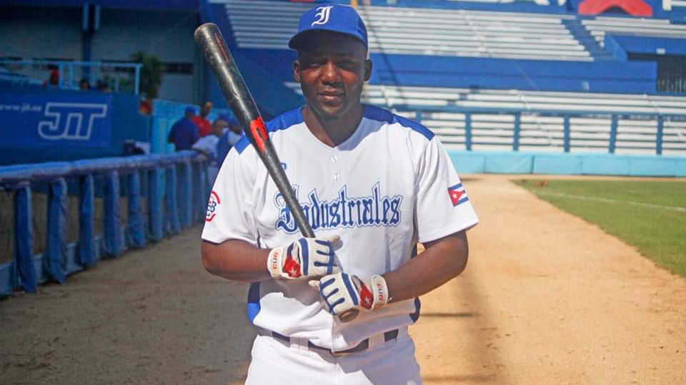 Yoasnier Pérez con los Leones de Industriales en la segunda edición de la Liga Élite del Béisbol Cubano.