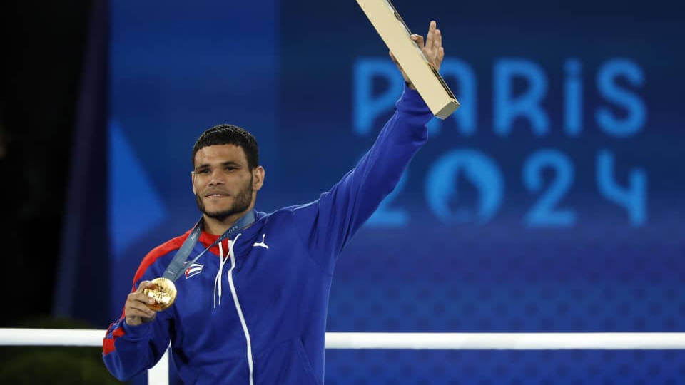 Erislandy Álvarez tras ganar el único oro Olímpico de Cuba en París 2024