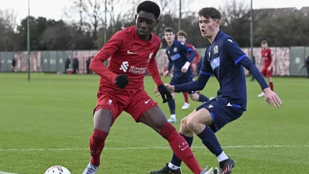 Elijah Gift vistiendo los colores de la Academia del Liverpool