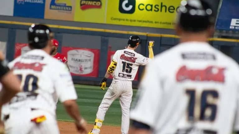 Los Leones del Caracas concretaron importante rally de carreras en el tercer inning