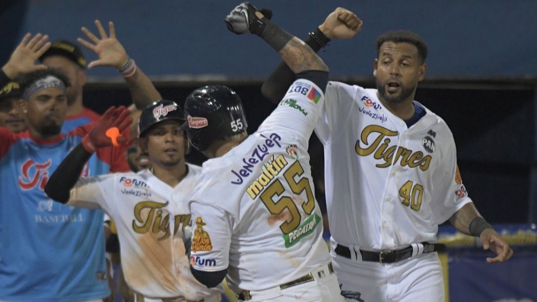 Tigres de Aragua celebran carreras durante partido de la LVBP