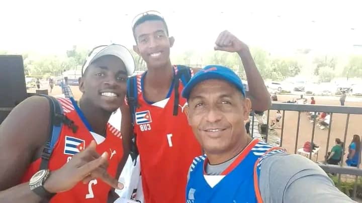 Voleibolistas cubanos junto al entrenador Francisco Álvarez Cutiño