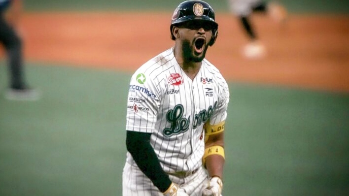 José Rondón tras conectar un importante hit con los Leones del Caracas