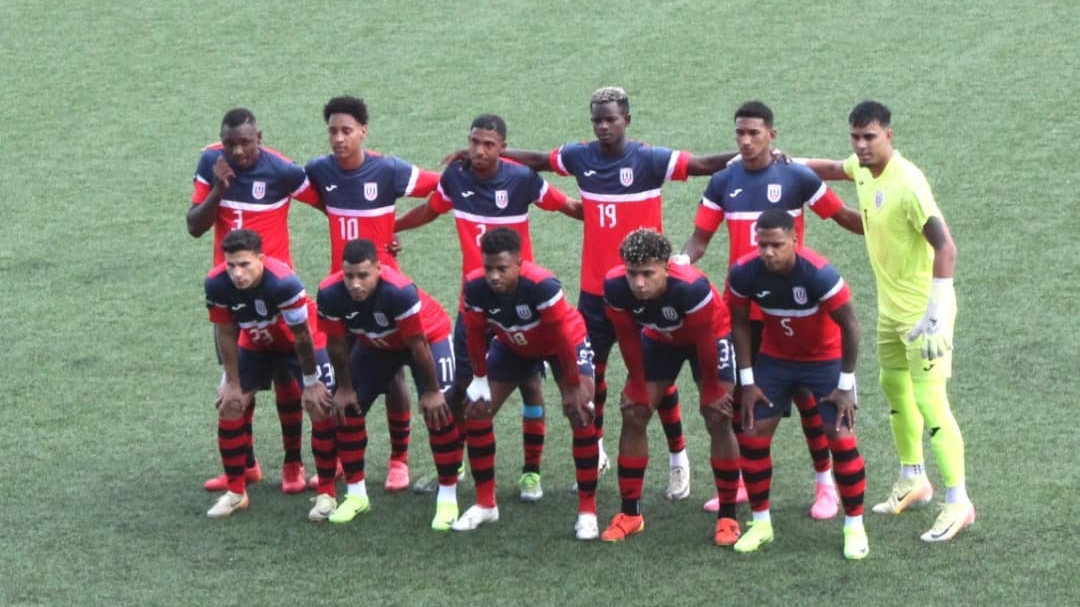 Equipo Cuba de fútbol en el estadio Antonio Maceo, en Santiago de Cuba