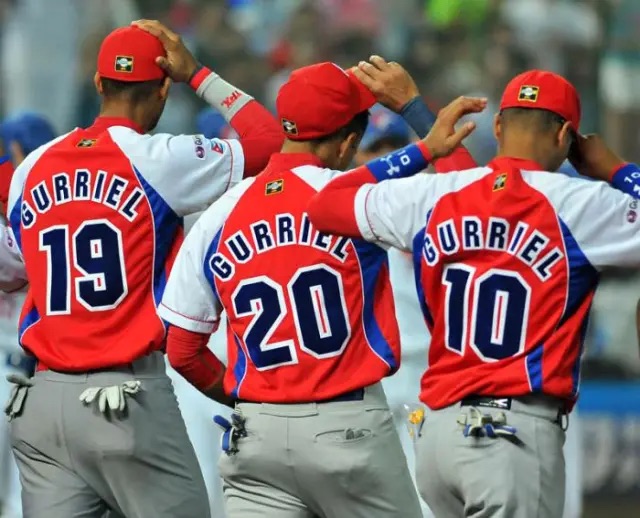 Yunieski Gurriel tuvo la oportunidad de vestir los colores de Cuba junto a Yuliesky y Lourdes. 