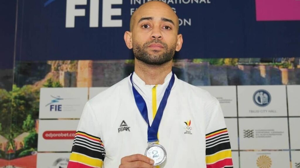 Esgrimista cubano, Neisser Loyola, con su medalla lograda en la Copa del Mundo de Tbilisi