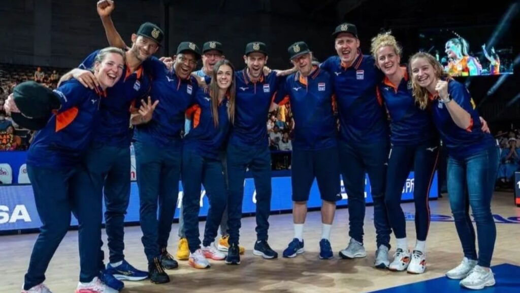 Gil Ferrer junto a su equipo de voleibol de Países Bajos