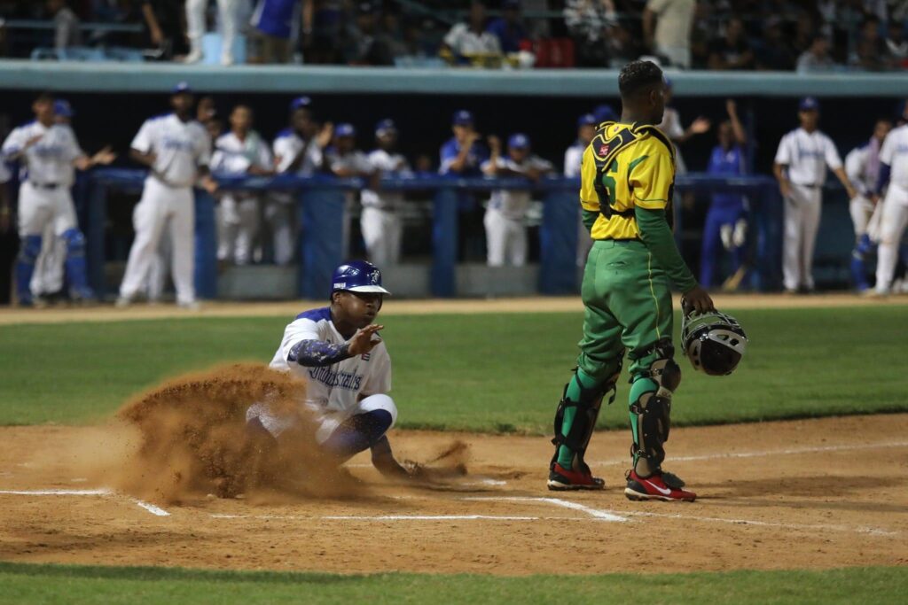 Industriales logró en una gran apertura de Maykel Taylor su primera victoria en la semifinal.