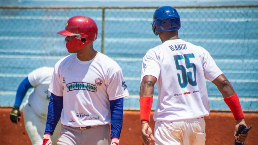 José Amaury Noroña y Eduardo Blanco en la Liga de Verano del Béisbol Cardenense.