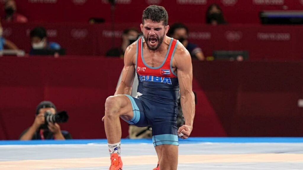 Luis Alberto Orta, celebra tras ganar la primera medalla de oro para Cuba en los Juegos Olímpicos de Tokio.