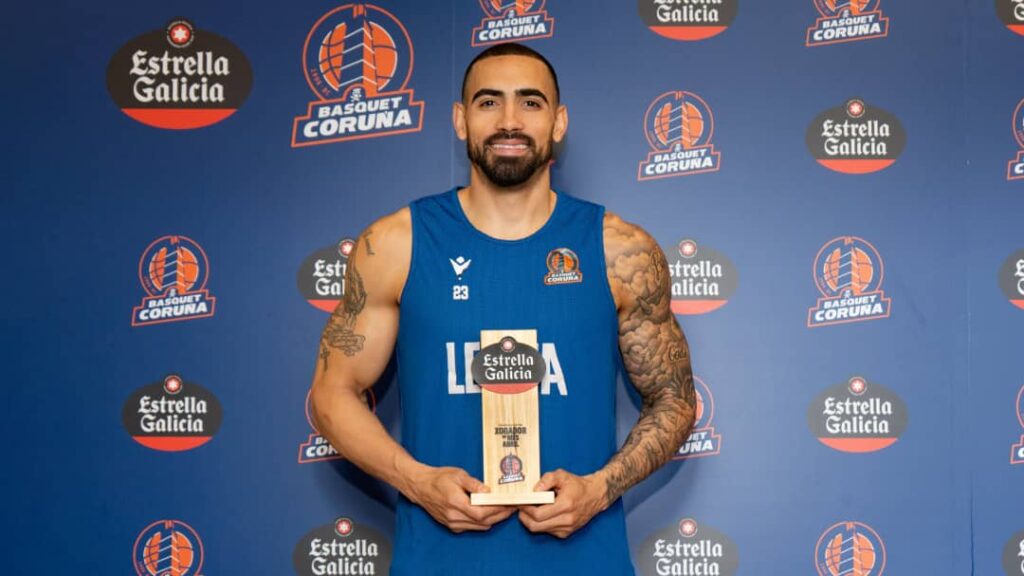 Yunio Barrueta obtuvo el premio al jugador Estrella Galicia de la temporada 2023/2024 del Básquet Coruña