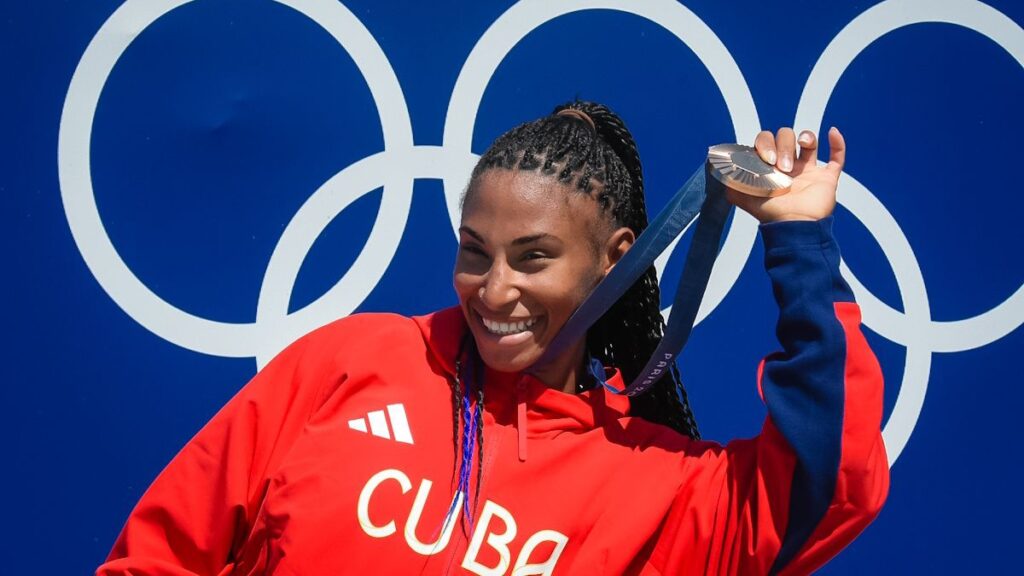 Yarisleidis Cirilo luciendo su medalla de bronce alcanzada en la modalidad de C1 a 200 metros en París 2024