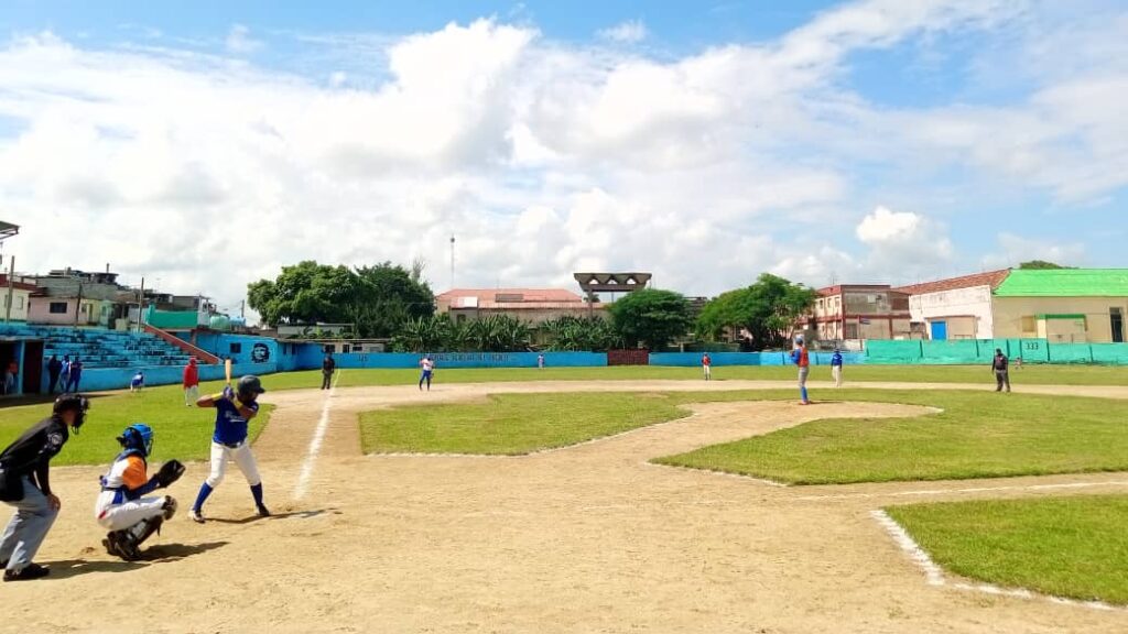 Juego entre los equipos de Yaguajay y Sancti Spíritus durante la primera semana de la edición 46 de la Serie Provincial de Beisbol