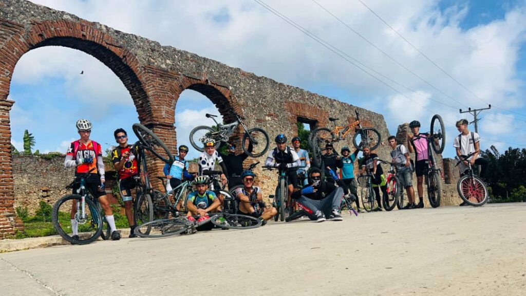 Bikers Bro durante una excursión en la ciudad de Gibara.