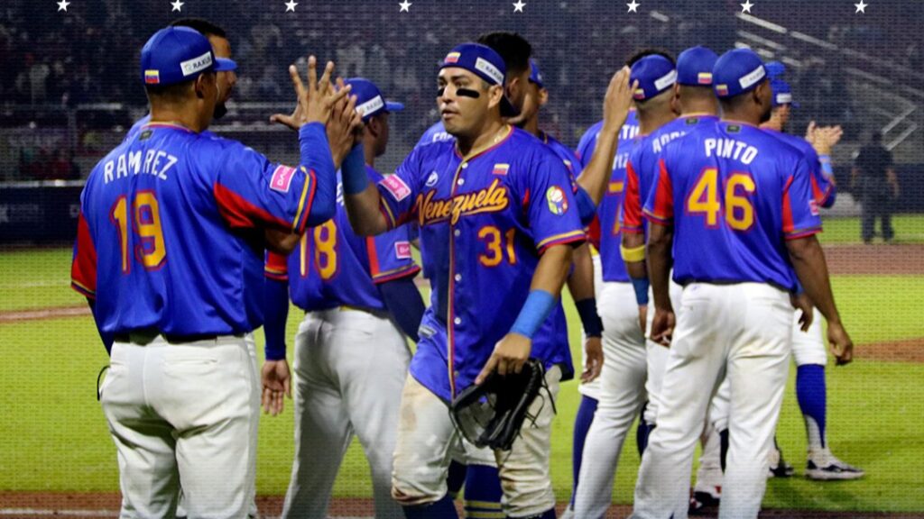 Equipo de beisbol de Venezuela luego de vencer a Estados Unidos en fase de grupo en el Premier 12