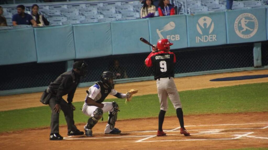 José Luis Gutiérrez bateando en el estadio Latinoamericano