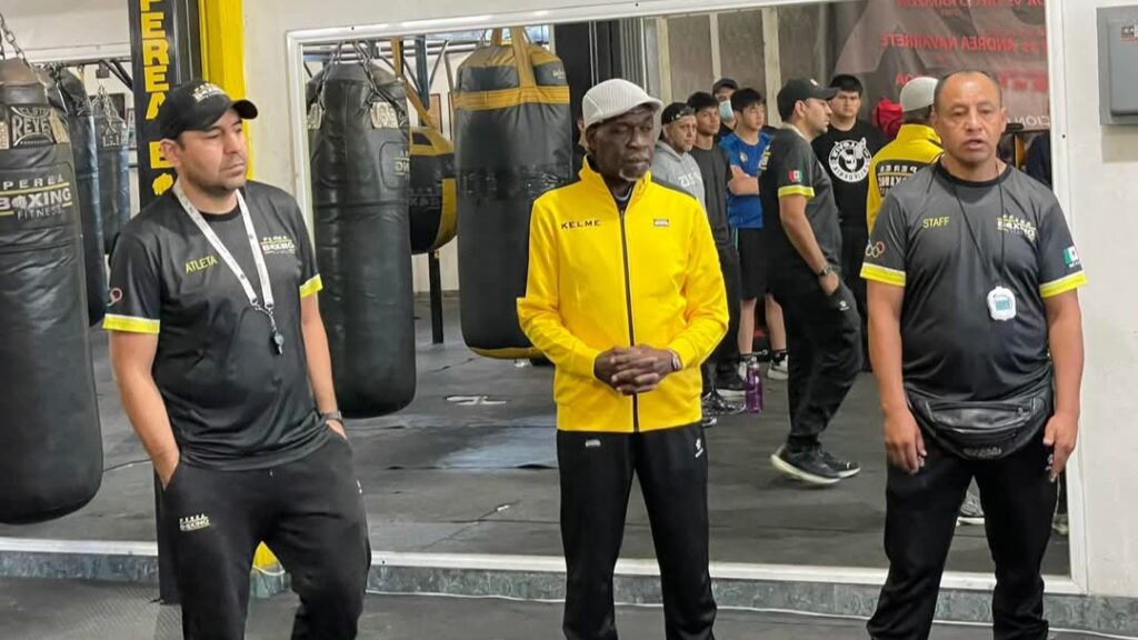 Pedro Orlando Reyes (en el centro) durante la visita a la academia mexicana Perea Boxing Fitness