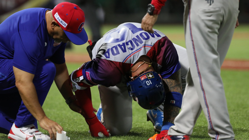 Yoan Moncada tras recibir un golpe del lanzador coreano Hyeongjun So en el Premier 12