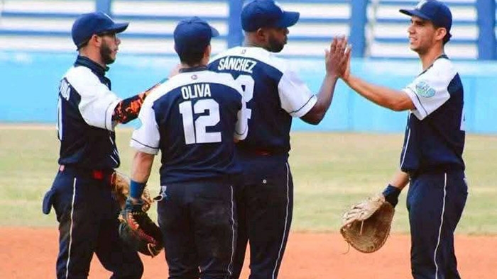 Cachorros de Holguín aumentan ventaja en la cima con contundente victoria en la Serie Nacional
