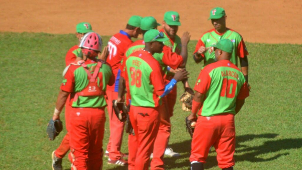Leñadores se afianzan en la cima mientras sus perseguidores tropiezan en la Serie Nacional