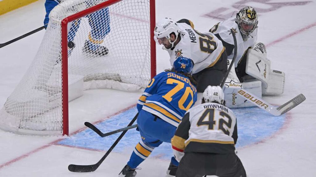 Blues vencen a los Golden Knights 4-3 en regreso de Jack Eichel