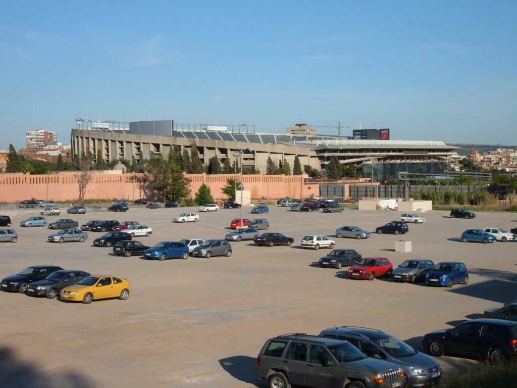 Exterior del Camp Nou y aparcamiento en una fotografía de archivo de 2005